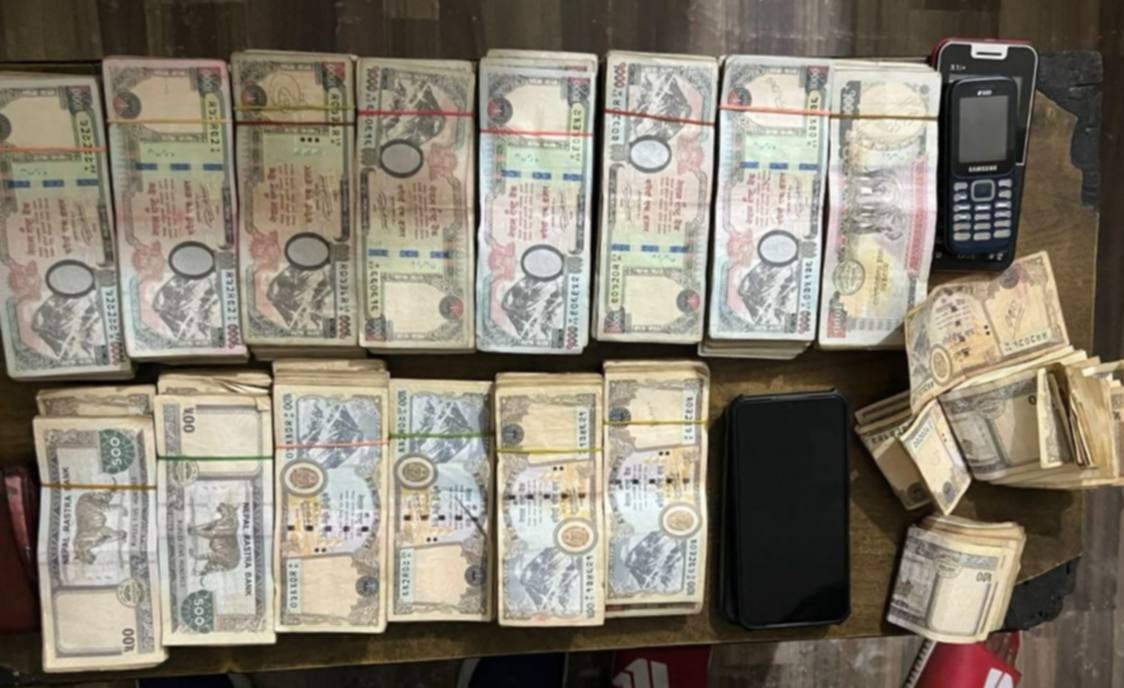 हेटौंडामा गाडीभित्र भेटियो २१ लाख ४० हजार रकम, दुई जना पक्राउ
