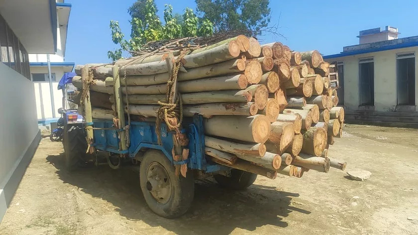 जनकपुरमा काठ लोड गरिएको ट्याक्टर र मोटरसाइकल बेवारिसे अवस्थामा फेला